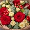 Букет из красных и кремовых роз – Цветочный рай 3